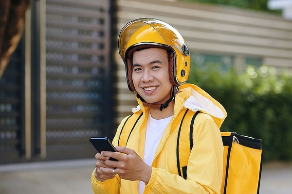 Как мигранту устроиться курьером в Яндекс Еду в 2026